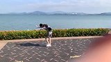 出现了，反重力裙子，很好奇是怎么做到的！
