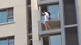 女子轻生个人都拉不住，危急时刻，消防员用民警的手铐将其拷住！