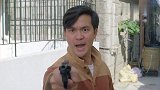 师傅叫星爷去见义勇为，刚刚抽出到刀来，没想到对方是警察