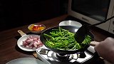 小时候我妈经常这样做蒜苔炒肉 越长大越想寻找儿时的味道……美食趣胃计划 美食创作人