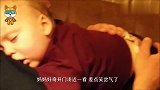 爸爸带宝宝在房间睡觉，妈妈好奇开门凑近一看，差点笑岔气了