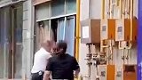店铺起火燃烧，男子丢下碗筷奋不顾身冲进火场！