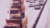 大场面！哈尔滨暴雪，铲雪车“霸气”铲雪为后方车辆开路！哈尔滨大雪
