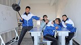 短剧：老师带学生玩踩雷游戏，二浪成为游戏黑洞老是被打，真逗
