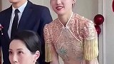 新娘和妈妈颜值像复制粘贴的一样，网友：基因过于强大