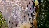 印尼突如其来的海浪，小伙子们还在这看，就不知道跑吗？