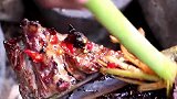 荒野小屁孩：野外炭火烤肉，这吃法真原始，是在体验荒野求生吗？