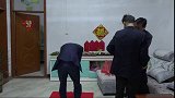 小伙结婚前，先去地里跪拜过世的亲人，好感人