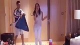 49岁钟丽缇穿圣诞装，前凸后翘皮肤紧致，张伦硕眼光太毒辣