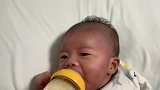 好萌！一个多月的小宝宝大声哭叫，奉上奶瓶，世界安静了