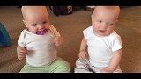 奶嘴是我的，干嘛抢我的！双胞胎兄弟不同抢法，好可爱