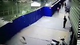 【广西】吊机作业时突然侧翻 工作人员跳车逃生