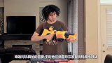 小哥脑洞大开，造出一秒千发“玩具枪”，按下开关后场面太震撼！