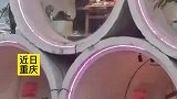 他们竟在水泥管道内就餐