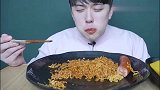 韩国欧巴吃火鸡面一直往嘴巴里塞，塞得鼓鼓的，感觉要噎着了似的