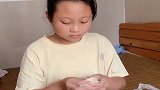 12岁美女包馄饨，这手法简直太熟练了，妈妈看完傻眼了！