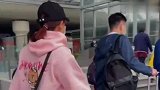 小枣刘诗雯到达成都机场，看见许昕急招手，不说话站着就很美！