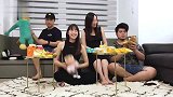 欧阳妮妮开箱好吃的食物，说是想让孕妇妈妈多吃点好吃的