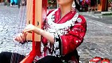 小姐姐身着民族服饰弹奏箜篌