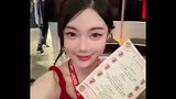 一家都是帅哥美女！李明女儿发视频：在曼联吃美食