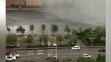 后面的大雨马上就要追上来了，大家快点开车冲啊