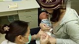 刚满月的小宝宝打预防针超勇敢,一共只哭了几声就恢复平静如常！