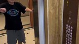 电梯里的事件屡次发生，幸好电梯里还有位见义勇为的女子