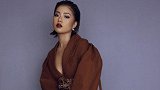 王菊够特别的，喇叭裤“剪掉”一只裤腿，配低领西装复古又大气