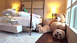 爆笑恶搞小伙躲进泰迪熊玩具整蛊女友，吓得妹子大声尖叫