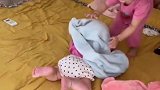 果真是两个女人一台戏啊，姐姐帮妹妹翻身好认真，太可爱了！