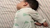 你以为宝宝侧着睡的，掀开被子那一刻，网友：这是耽误起飞了啊