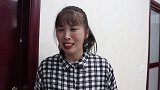 父亲去世养母把女儿赶走，5年后女儿霸气回家报复，坐到门口痛哭