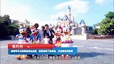 鲍蕾带老公和俩娃海边拍照，优雅的样子真高级，五官精致更耐看