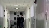 男生整蛊室友敲完门赶紧跑，怨种室友欢乐多啊