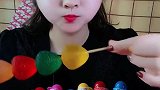 小姐姐直播吃彩色果冻草莓，一口下去超过瘾，是我童年向往的生活