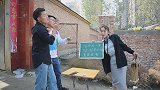 “天”加一笔写四个奖500，小伙一口气写出，美女老板却跑了