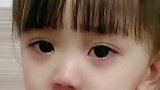 小萝莉在哭呢，想吃冰棍，结果妈妈说笑一个，不难为吗