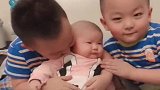 双胞胎哥哥第一次抱，刚两个月的妹妹，一脸宠溺的样子太暖了