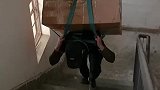 一名搬家小哥为让女儿接受精英教育