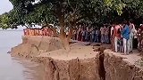看热闹不嫌事大，这胆真肥