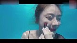 美女在泳池挑战水底化妆妆容完成后变这样