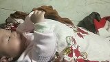 小宝宝躺在床上玩手指，这是在数数字吗宝宝你数到几了