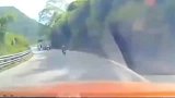 不负责任，带着老婆孩子这样超车