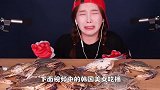 美女直播吃活虾，看得网友直呼太尴尬了