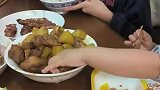 姐姐正准备教育弟弟餐桌礼仪，下一秒受宠若惊了