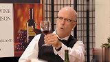 路人品尝大叔的红酒，接下来的一幕让路人直犯恶心