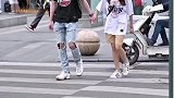 和男朋友逛街，必须手牵手吗？