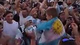 瑞士小球迷拿到了阿根廷的国旗帽子和眼镜