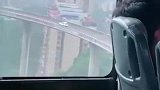 你以为我是在乘飞机或者坐高铁，其实我在重庆坐公交呢
