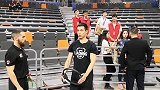 【PP体育在现场】CBA揭幕战倒计时 赵继伟赛前拉伸器械新颖